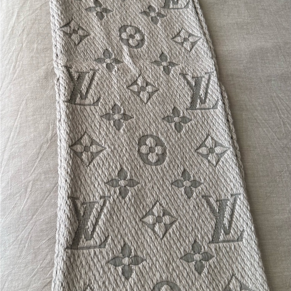 Louis Vuitton Gray and Cream Monogram Scarf